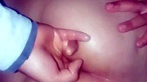 Un anal con los dedos