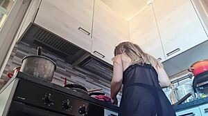 Gostosa loves house chores in lingerie