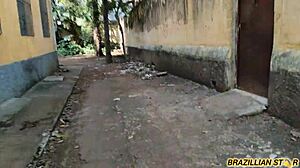 Ela completou 18 anos e chamou o amigo pra tirar a virgindade dela no meio do mato