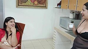 Lesbian porn latinas lesbianas lamen sus coños y sus tetas para calmar su calentura parte 1