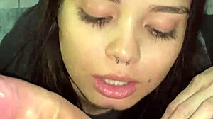 Um boquete garganta profunda e uma cavalgada invertida da debora prado antes de dormir.