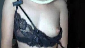 Me dejan a solas con el novio de mi hermana para que me rellene de caliente semen, follando en el dormitorio