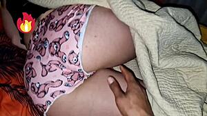 mi pequeño hermanastro viene a escondidas a mi habitación para que le quite la virginidad