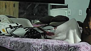 Deixando A Bucetinha Apertada De Uma Jovem Mulher Molhada E Cremosa