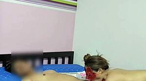 สาวใหญ่อาบน้ําให้หนุ่มรุ่นลูก ก่อนจะพากันไปเย็ดบนเตียง