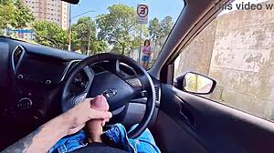 Punheta No Carro Em Público Para Gostosa No Ponto De Ônibus