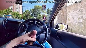 Punheta No Carro Em Público Para Gostosa No Ponto De Ônibus