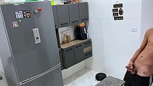 Contratei essa empregada ela é tão safada fico louco de tesão