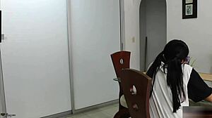 mi hermanastra y yo solos en casa