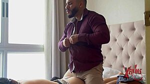 vecino caliente le mete la verga a venezolana culona en creampie cowgirl