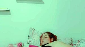 ruivinha gostosa se masturbando