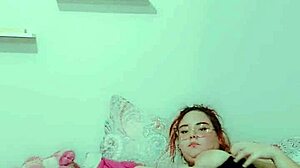 ruivinha gostosa se masturbando