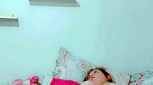 ruivinha gostosa se masturbando