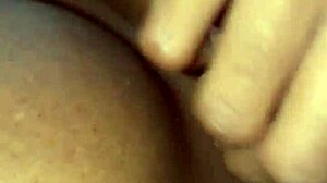 Qui veut jouer avec mes gros seins?