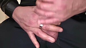 alexander audran orgasmo maschile - gemiti e sega intensa con enorme sborrata esplosiva e omaggio di sperma in primo piano apri la bocca e ingoia