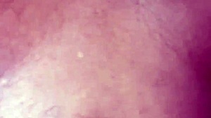 Qui veut jouer avec mes gros seins?