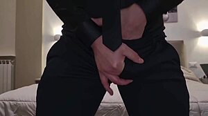 alexander audran orgasmo maschile - gemiti e sega intensa con enorme sborrata esplosiva e omaggio di sperma in primo piano apri la bocca e ingoia