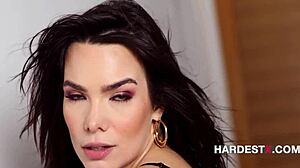 Classy brunette is showing off her buttplug 😏