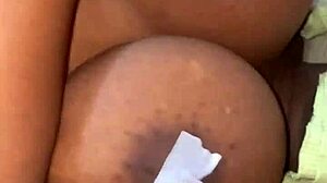 Qui veut jouer avec mes gros seins?