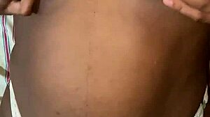 Qui veut jouer avec mes gros seins?