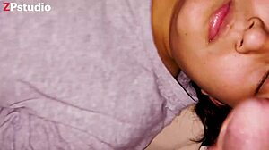 mi hermanastra frida me da unas buenas chupadas y me pide semen en la boca