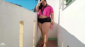 mi vecina sale al balcon en ropa corta para que mire su culo pero esta vez la invite a comer sus nalgas y llenarlas de creampie parte 1