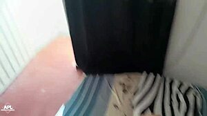 mi vecina sale al balcon en ropa corta para que mire su culo pero esta vez la invite a comer sus nalgas y llenarlas de creampie parte 1