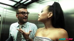 Follando En Un Bar Delante De Los Clientes