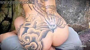 Aranyos csaj mély szopás picsajátékkal nyilvánosan pov