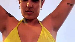 quase fui expulsa academia de frente a praia copacabana por est� treinando de biqu�ni fio dental transparente e todo molhado na buceta rosinha