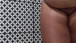 Tesão de Buceta: Big Ass Latina Teases Her Natural Tits Solo 😘