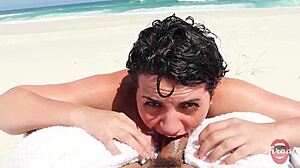 Safada me fez um boquete na praia na frente dos bainhistas