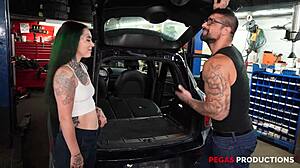 pegas productions - vanessa therock fourrée solide par son garagiste en plein dans le garage