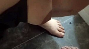 sexo anal con la culona de mi madrastra en el baño