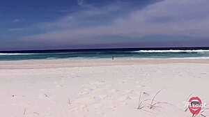 Safada me fez um boquete na praia na frente dos bainhistas