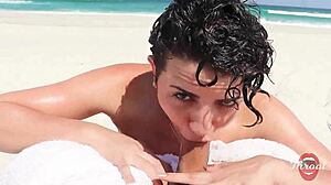 Safada me fez um boquete na praia na frente dos bainhistas