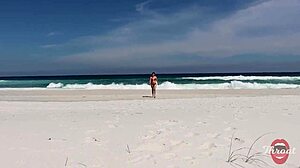 Safada me fez um boquete na praia na frente dos bainhistas