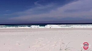 Safada me fez um boquete na praia na frente dos bainhistas