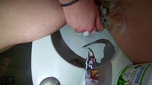Sborrata Sopra Una Figa Pelosa In Bagno