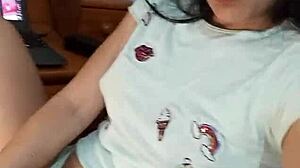 Want to see her squirt?