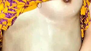 ngentot sambil peres air susu mamah muda daster kuning lagi sange berat