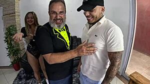 novinha chega na mansão pra fuder e amigo quer entrar na brincadeira nands ninfetinha 😜🍆