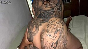 a coroa gostosa de 45 trouxe enteada pra foder 🔥😏