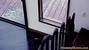 Glame stiefdochters likken kale kutjes 😋👅