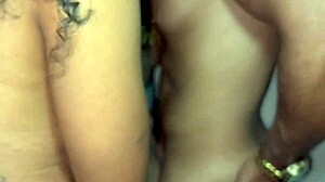 a coroa gostosa de 45 trouxe enteada pra foder 🔥😏