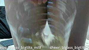 peeing fetish got me spreading big pussy lips and squirting wet 😩💦