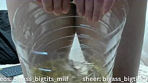 peeing fetish got me spreading big pussy lips and squirting wet 😩💦