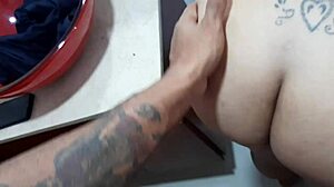 mi madrastra chupa mi verga en la ducha... la cojo a cuatro patas!