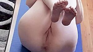 i'm doing pussy yoga... gotta jerkoff to this hot milf flex!