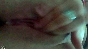 ¿Quieres ver cómo me masturbo mi concha virgen goteando?